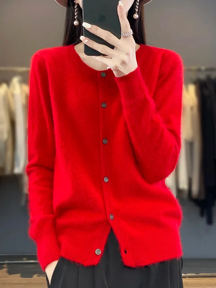 Frau in rotem Strickcardigan, hält Smartphone, modische Kleidung, eleganter Look, Herbstmode, Damenmode, stilvoller roter Pullover, Shopping.