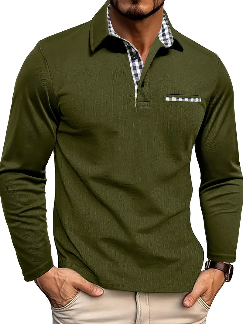 Mann trägt olivgrünes Langarm-Poloshirt mit kariertem Kragen und Brusttasche, kombiniert mit beigen Hosen. Elegante Herrenmode, Freizeitlook.