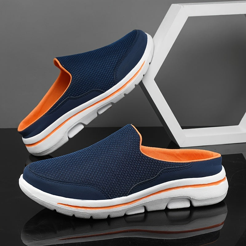 Blaue Herren-Slipper mit weißer Sohle und orangefarbenem Innenfutter, auf schwarzem Hintergrund mit geometrischem Dekor. Bequeme Freizeitschuhe.