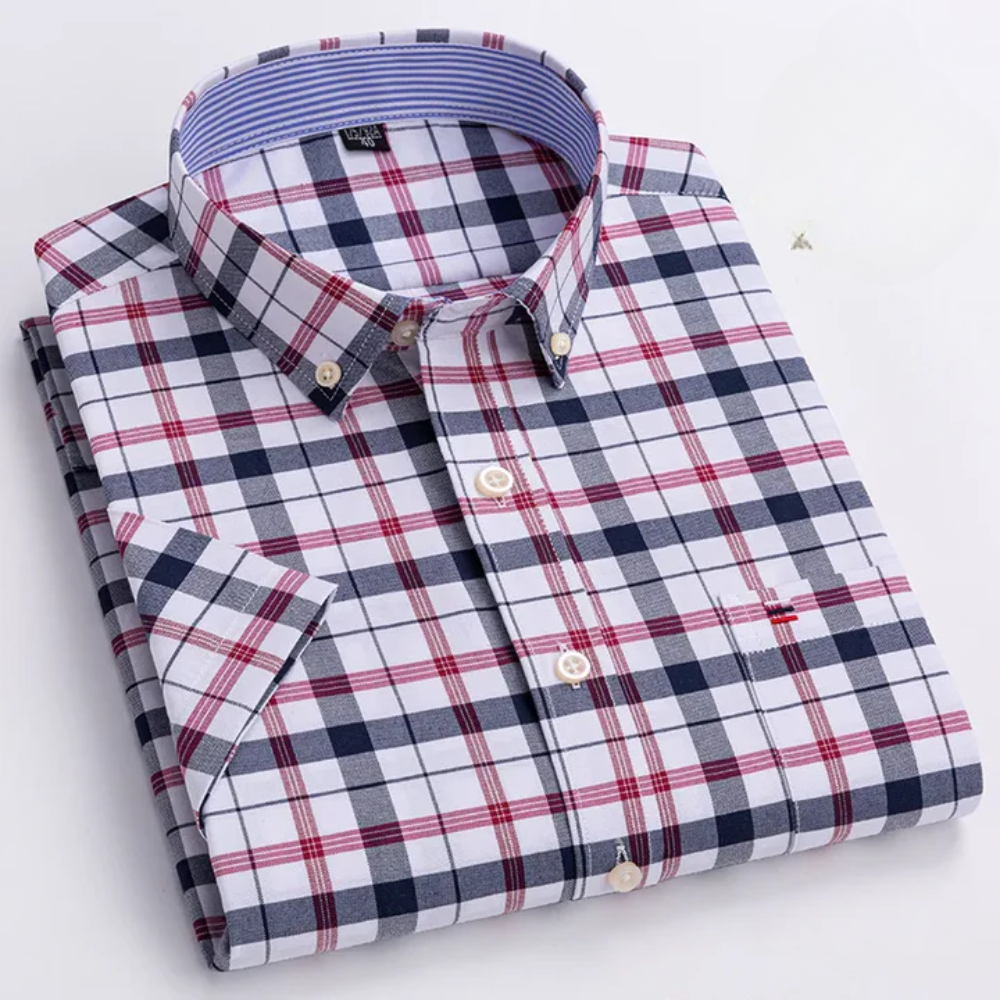 Gefaltetes kariertes Herrenhemd mit kurzen Ärmeln, rot-blau-weißes Muster, Button-Down-Kragen, ideal für Freizeitmode und Business-Casual.