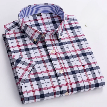Gefaltetes kariertes Herrenhemd mit kurzen Ärmeln, rot-blau-weißes Muster, Button-Down-Kragen, ideal für Freizeitmode und Business-Casual.