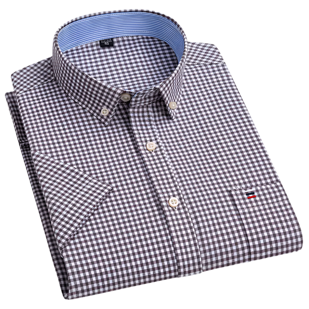 Gefaltetes kariertes Herrenhemd mit Button-Down-Kragen, braun-weißes Muster, blaue Innenseite. Elegante Herrenmode, klassisches Design.