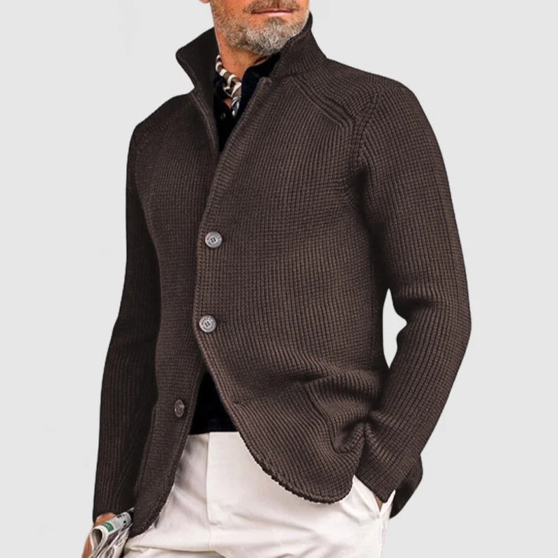 Eleganter Herren-Strickblazer in Dunkelbraun, kombiniert mit weißer Hose. Stilvolle Herrenmode, ideal für Business und Freizeit.