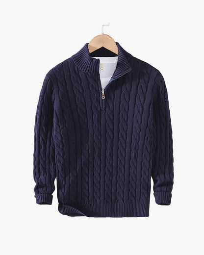 Dunkelblauer Strickpullover mit Zopfmuster, Reißverschluss und Stehkragen auf Holzbügel. Herrenmode, Winterkleidung, stilvoller Pullover.