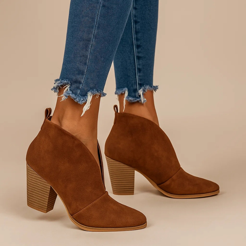 Braune Wildleder-Stiefeletten mit Blockabsatz, getragen zu blauen, ausgefransten Jeans. Modische Damen-Schuhe, ideal für Herbst-Outfits.