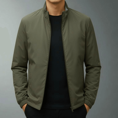 Grüne Herrenjacke mit Reißverschluss, getragen über schwarzem T-Shirt. Modische, leichte Übergangsjacke für Herbst und Frühling.