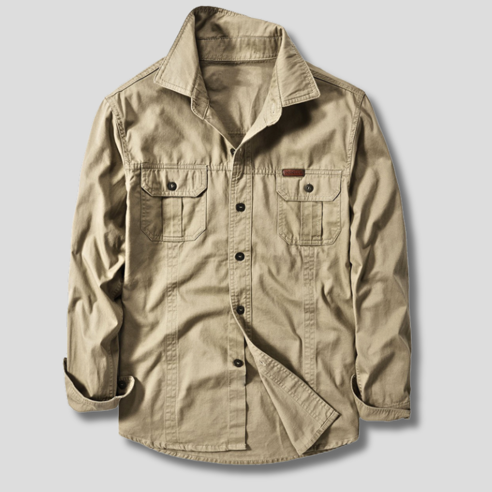 Beige Herrenhemd aus Baumwolle, langärmlig, mit Knopfleiste und Brusttaschen. Ideal für Freizeitmode und Outdoor-Aktivitäten.