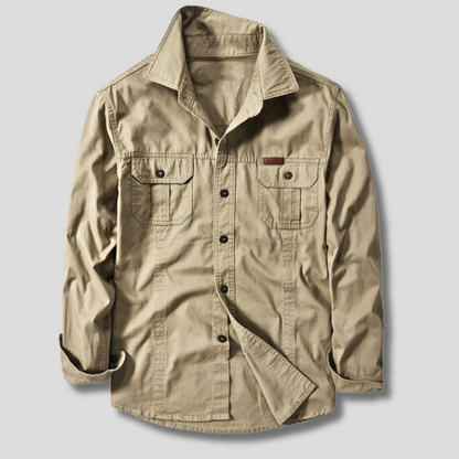 Beige Herrenhemd aus Baumwolle, langärmlig, mit Knopfleiste und Brusttaschen. Ideal für Freizeitmode und Outdoor-Aktivitäten.