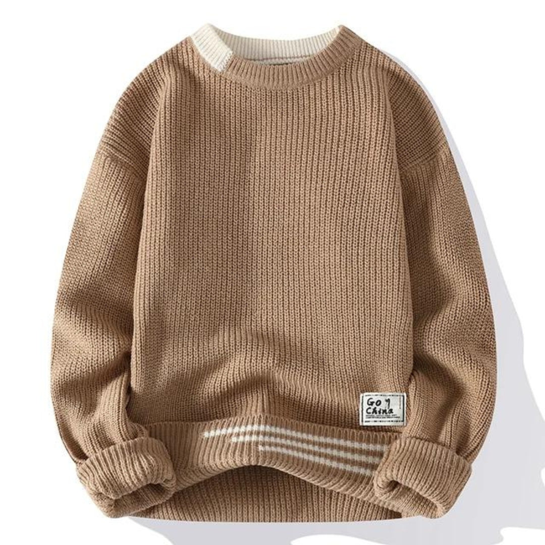 Beiger Strickpullover für Herren, lässiger Stil, Rundhalsausschnitt, weiches Material, ideal für Herbstmode, mit gestreiftem Detail am Saum.