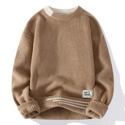Beiger Strickpullover für Herren, lässiger Stil, Rundhalsausschnitt, weiches Material, ideal für Herbstmode, mit gestreiftem Detail am Saum.