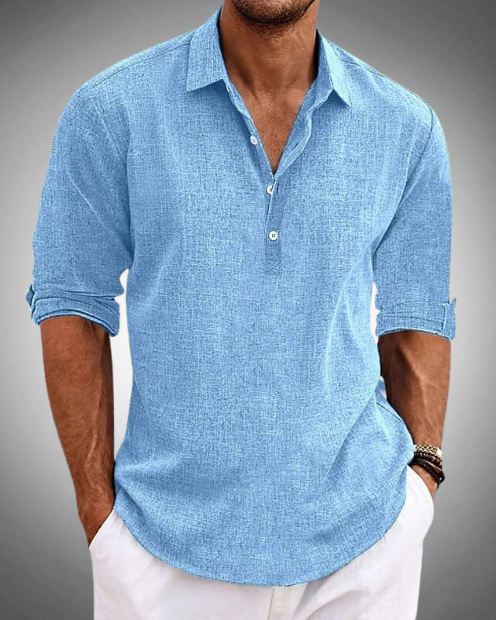 Herrenhemd aus hellblauem Leinen, langärmlig, mit Knopfleiste, lässiger Stil. Perfekt für Sommermode und Freizeitkleidung.