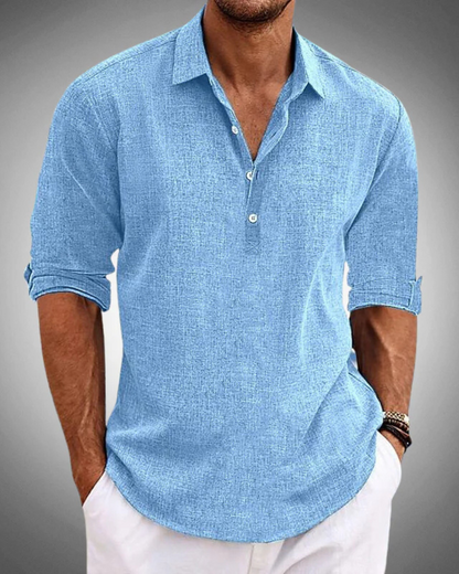 Herrenhemd aus hellblauem Leinen, langärmlig, mit Knopfleiste, lässiger Stil. Perfekt für Sommermode und Freizeitkleidung.