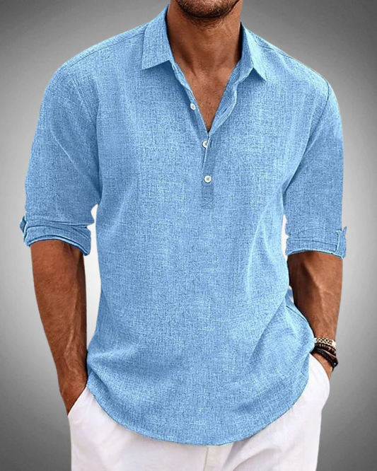 Herrenhemd aus hellblauem Leinen, langärmlig, mit Knopfleiste, lässiger Stil. Perfekt für Sommermode und Freizeitkleidung.