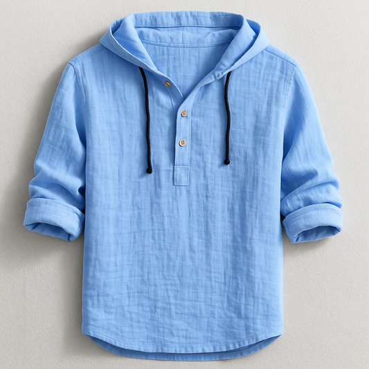 Hellblaues Herren-Hoodie-Hemd aus Leinen mit Knopfleiste und schwarzen Kordeln, lässiger Stil, ideal für Frühling und Sommermode.