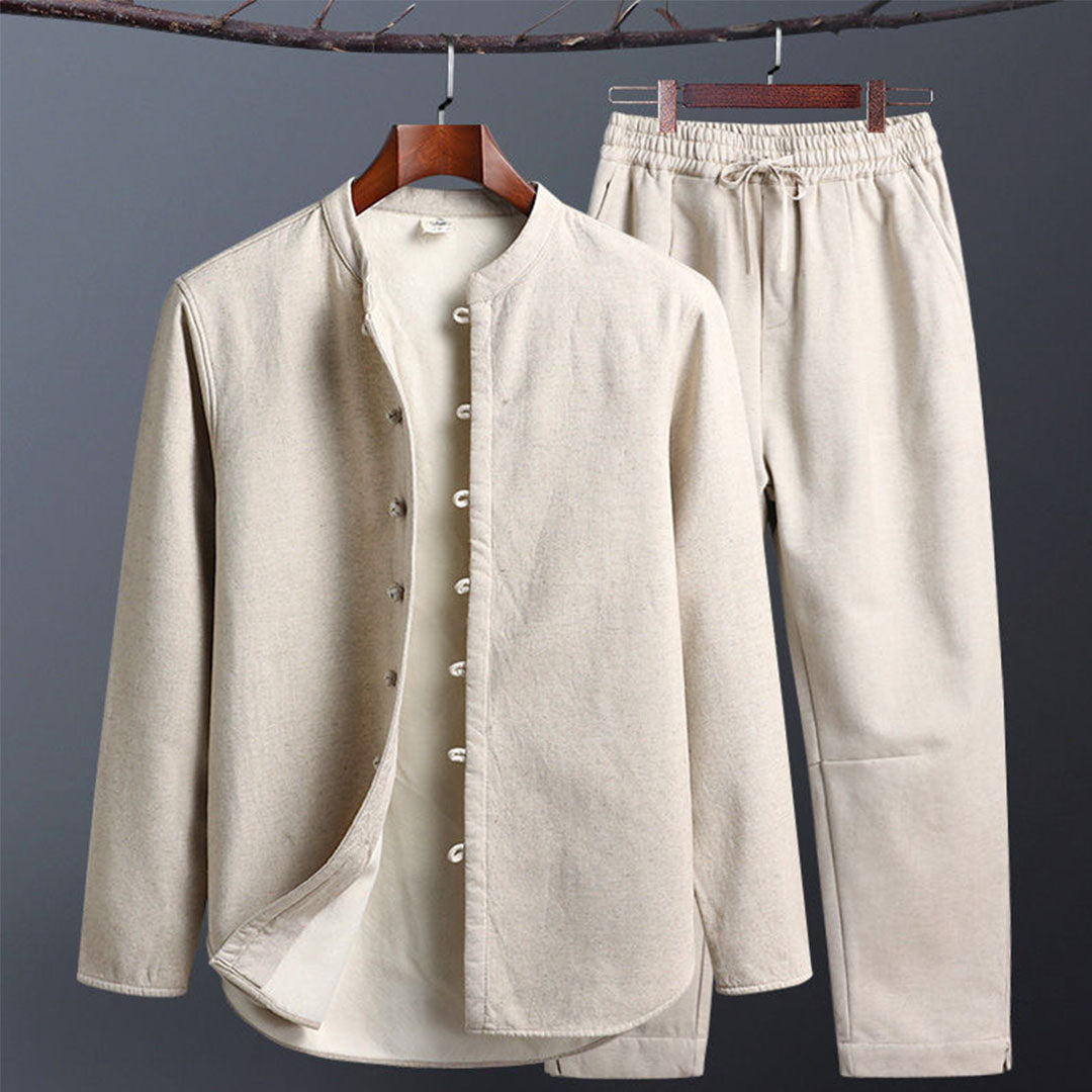 Beige Herren Leinenanzug, bestehend aus langärmligem Hemd mit Stehkragen und Knopfleiste sowie passender Hose. Ideal für lässige und elegante Anlässe.