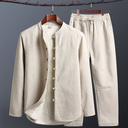 Beige Herren Leinenanzug, bestehend aus langärmligem Hemd mit Stehkragen und Knopfleiste sowie passender Hose. Ideal für lässige und elegante Anlässe.