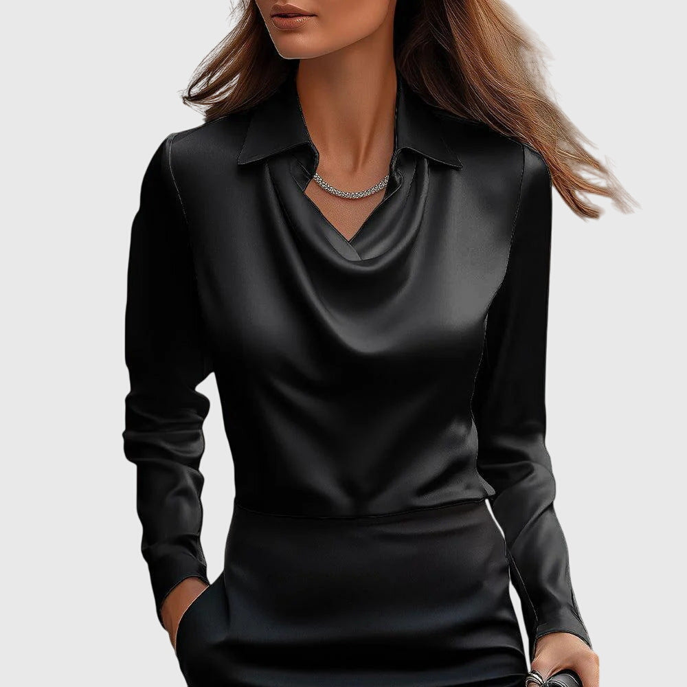 Frau in eleganter schwarzer Seidenbluse mit Kettenhalskette, modisches Outfit, glattes Haar, stilvolle Damenmode, luxuriöser Look.