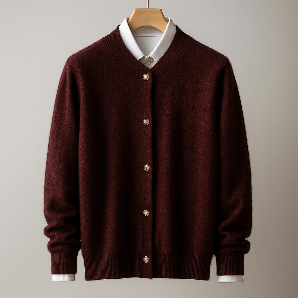 Dunkelrote Strickjacke aus Wolle mit Knopfleiste, auf einem Kleiderbügel vor grauem Hintergrund. Elegante, warme Mode für Herbst und Winter.