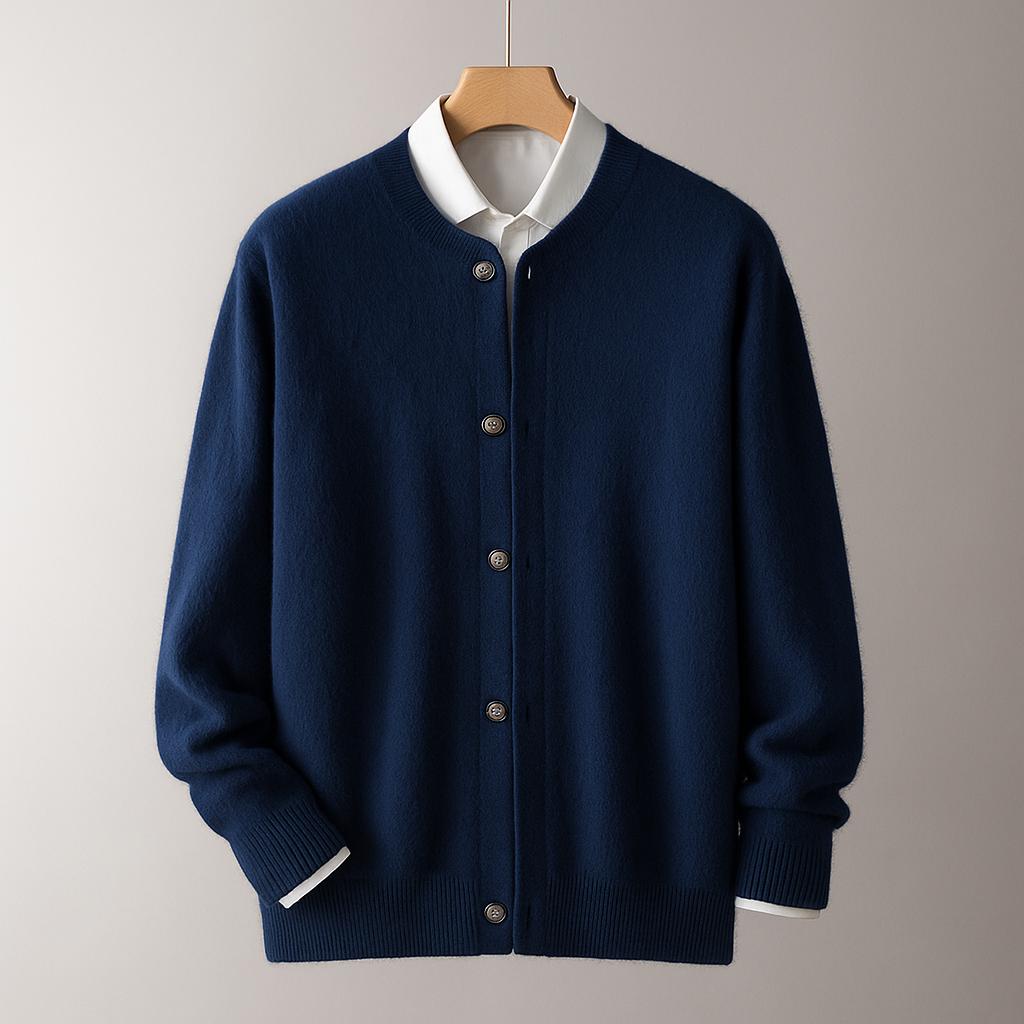 Dunkelblauer Strick-Cardigan mit Knopfleiste, über weißem Hemd auf Holzkleiderbügel. Elegante Herrenmode, klassischer Stil, hochwertige Materialien.