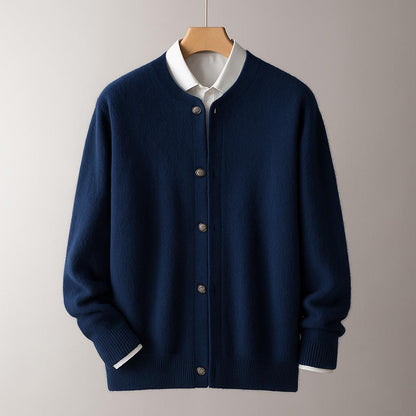 Dunkelblauer Strick-Cardigan mit Knopfleiste, über weißem Hemd auf Holzkleiderbügel. Elegante Herrenmode, klassischer Stil, hochwertige Materialien.