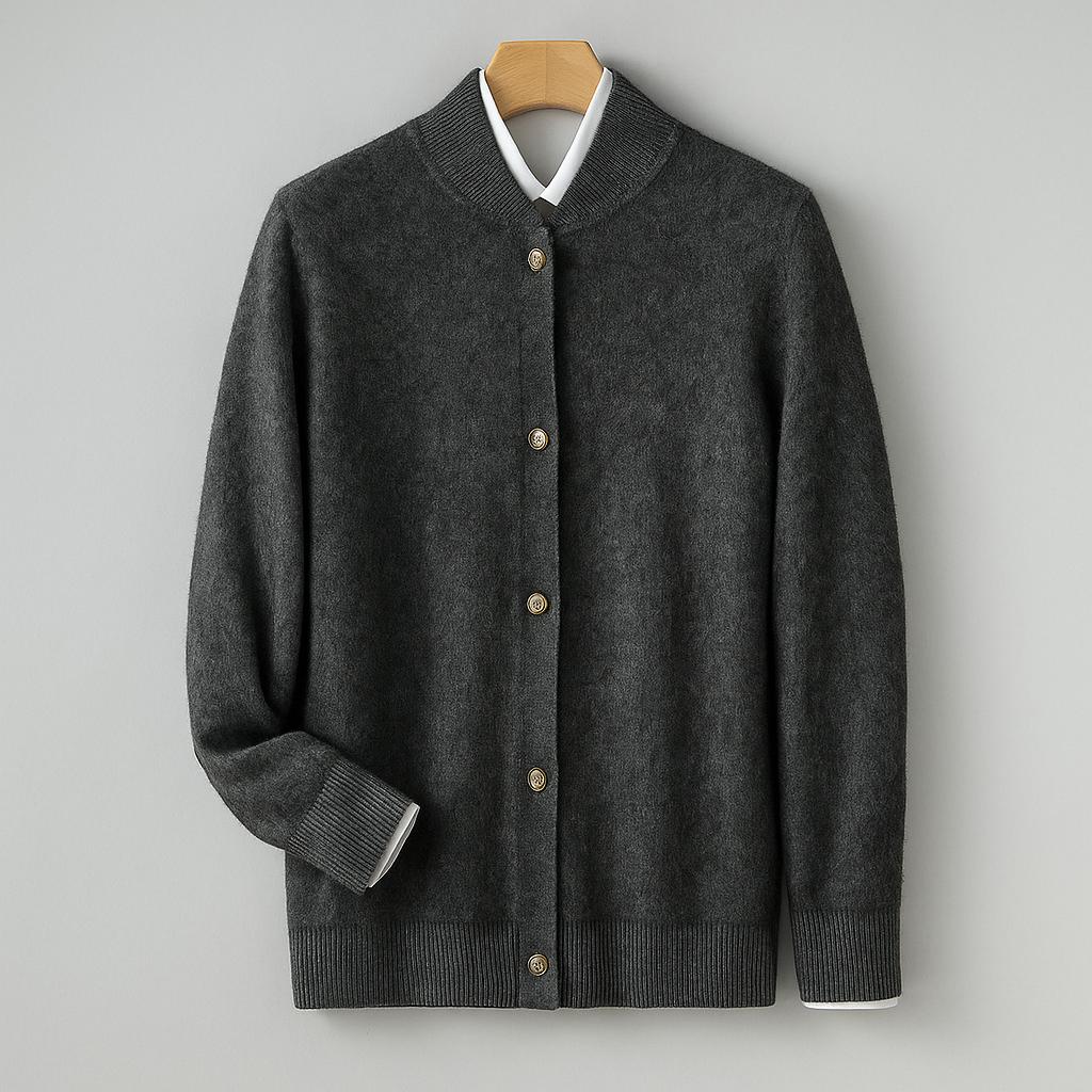 Dunkelgrauer Herren-Cardigan aus Kaschmir, hängend auf Holzkleiderbügel. Elegante Strickjacke mit Knopfleiste, ideal für Herbstmode.