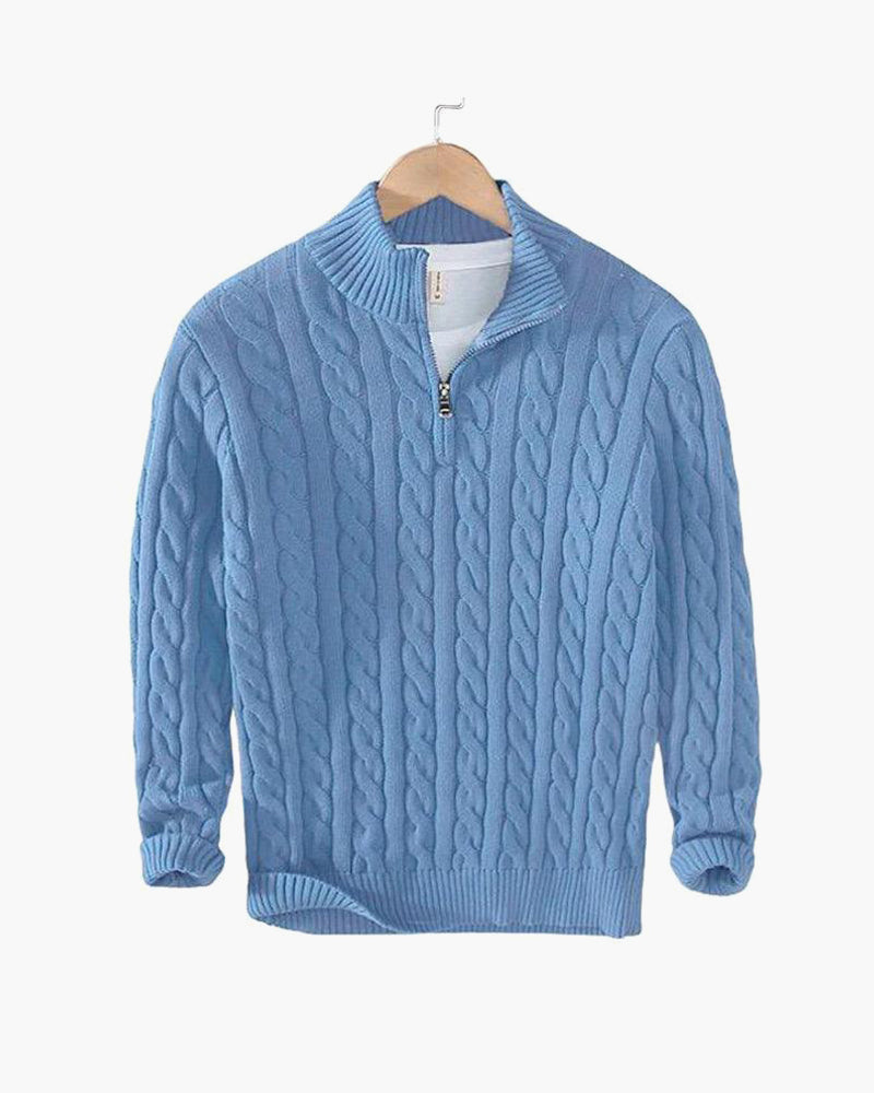 Hellblauer Zopfmuster-Pullover mit Reißverschluss, Herrenmode, Strickware, Winterkleidung, auf Holzkleiderbügel, isoliert auf weißem Hintergrund.