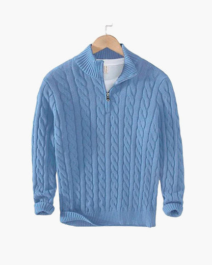 Hellblauer Zopfmuster-Pullover mit Reißverschluss, Herrenmode, Strickware, Winterkleidung, auf Holzkleiderbügel, isoliert auf weißem Hintergrund.