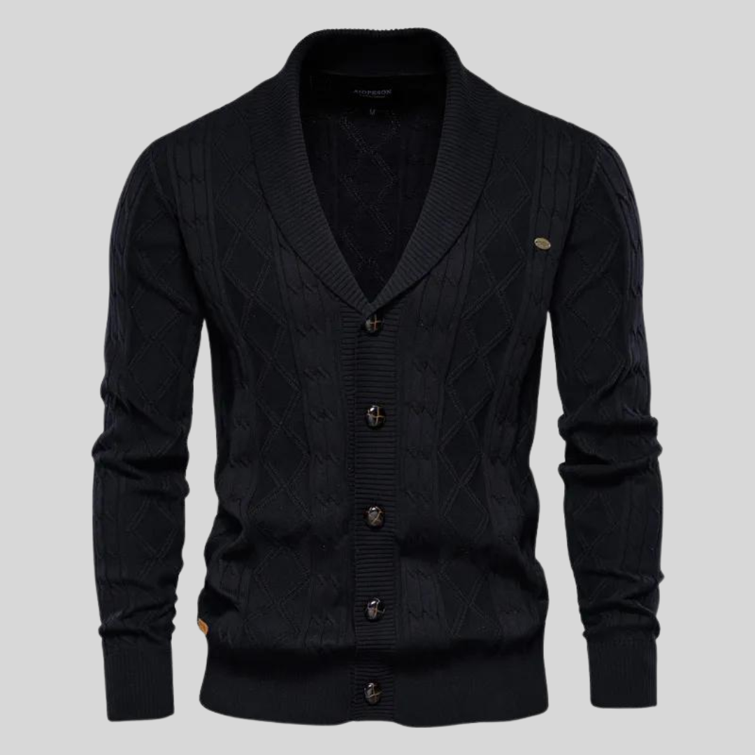 Schwarzer Strick-Cardigan mit Knopfleiste, Schalkragen und Rautenmuster. Herrenmode, eleganter Pullover, warm und stilvoll für Herbst und Winter.