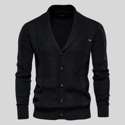 Schwarzer Strick-Cardigan mit Knopfleiste, Schalkragen und Rautenmuster. Herrenmode, eleganter Pullover, warm und stilvoll für Herbst und Winter.