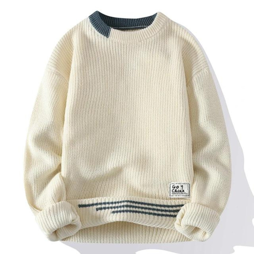 Beiger Strickpullover mit Rundhalsausschnitt, dunkelblauem Kragenakzent und gestreiftem Saum. Modischer Herrenpullover, warm und stilvoll.