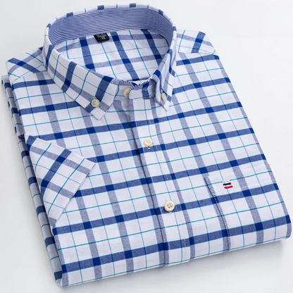 Gefaltetes kariertes Herrenhemd in Blau und Weiß mit Button-Down-Kragen. Perfekt für Business- und Freizeitkleidung. Hochwertige Baumwolle.