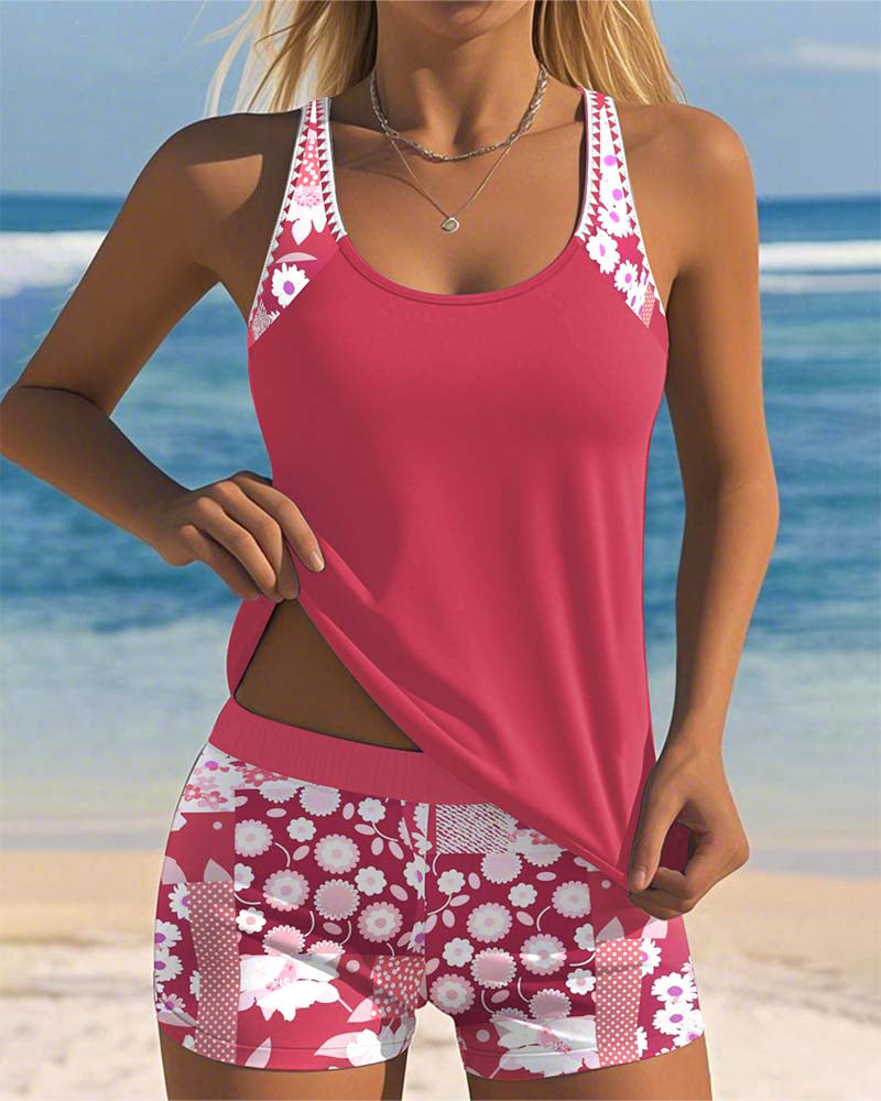 Frau in rotem Tanktop und gemusterten Shorts am Strand, Sommermode, Strandkleidung, Blumenmuster, Freizeitoutfit, Meereshintergrund.