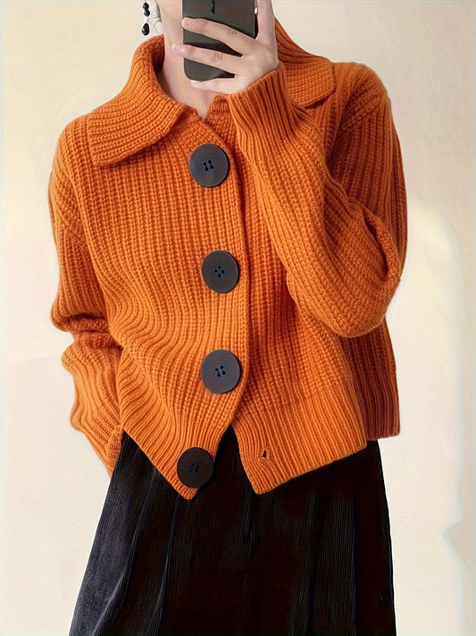 Orangefarbener Strickpullover mit großen schwarzen Knöpfen, modisch und warm, ideal für Herbstmode. Damenmode, Strickjacke, Herbsttrends.