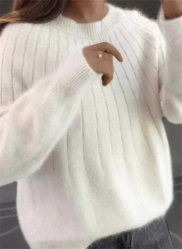 Weiße Strickpullover Damenmode, weiches Material, gerippte Struktur, langärmlig, stilvoll und bequem, ideal für Herbst- und Winteroutfits.