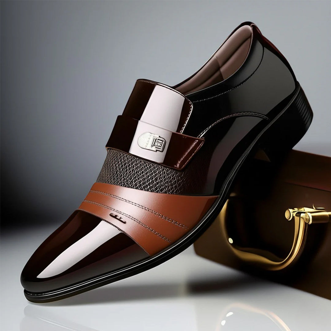 Eleganter Herren-Lederslipper in Braun und Schwarz mit glänzendem Finish, modischem Design und Metallakzent, ideal für formelle Anlässe.