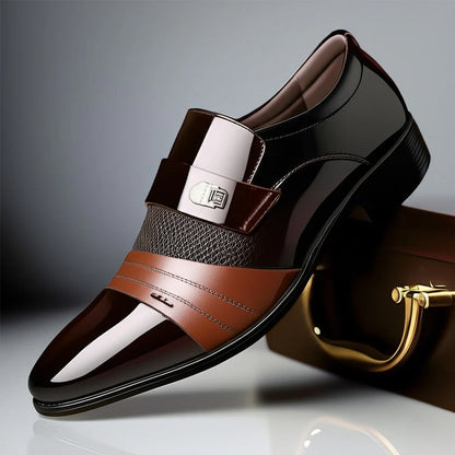 Eleganter Herren-Lederslipper in Braun und Schwarz mit glänzendem Finish, modischem Design und Metallakzent, ideal für formelle Anlässe.