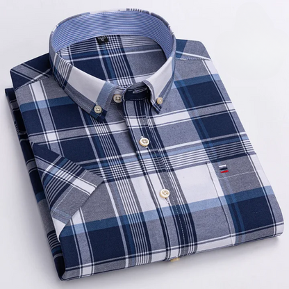 Blau-weiß kariertes Herrenhemd, gefaltet, mit Button-Down-Kragen und gestreiftem Innenfutter. Elegantes Design, ideal für Business und Freizeit.