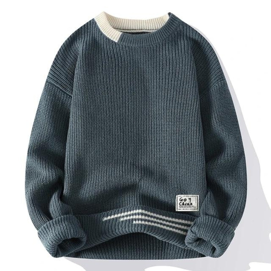 Dunkelblauer Strickpullover mit Rundhalsausschnitt, weißen Streifen und aufgenähtem Etikett. Modischer Herrenpullover, warm und stilvoll.