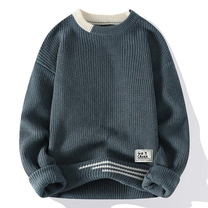 Dunkelblauer Strickpullover mit Rundhalsausschnitt, weißen Streifen und aufgenähtem Etikett. Modischer Herrenpullover, warm und stilvoll.