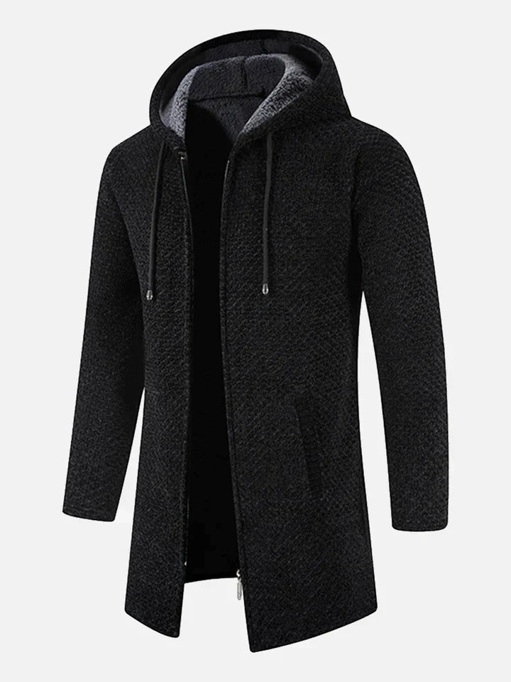 Schwarzer Herrenmantel mit Kapuze, Reißverschluss und Taschen, aus warmem, strukturiertem Material. Stilvoller Wintermantel für Herrenmode.