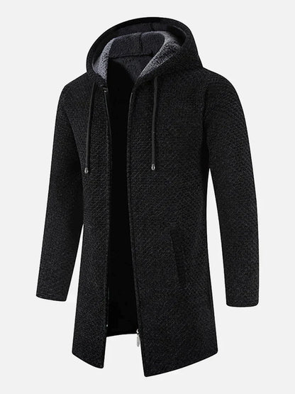 Schwarzer Herrenmantel mit Kapuze, Reißverschluss und Taschen, aus warmem, strukturiertem Material. Stilvoller Wintermantel für Herrenmode.