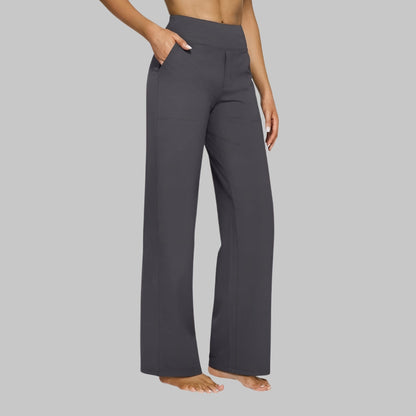 Frau trägt dunkelgraue Yogahose mit weitem Bein und Taschen, ideal für Fitness und Freizeit. Bequeme Sportbekleidung für Damen.