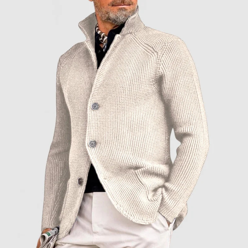 Eleganter Herren-Strickblazer in Beige, modern geschnitten, mit Knopfleiste und hohem Kragen. Perfekt für stilvolle Herbst- und Wintermode.