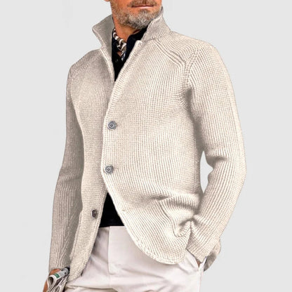Eleganter Herren-Strickblazer in Beige, modern geschnitten, mit Knopfleiste und hohem Kragen. Perfekt für stilvolle Herbst- und Wintermode.