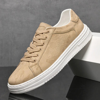 Beiger Sneaker mit weißer Sohle, seitlich präsentiert auf grauem Hintergrund. Modischer Freizeitschuh, ideal für Herren und Damen.