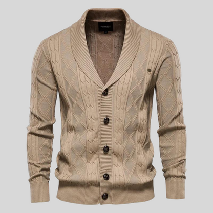 Beige Strickjacke mit Schalkragen, Knopfleiste und Rautenmuster. Herrenmode, stilvoller Cardigan, ideal für Herbst und Winter.