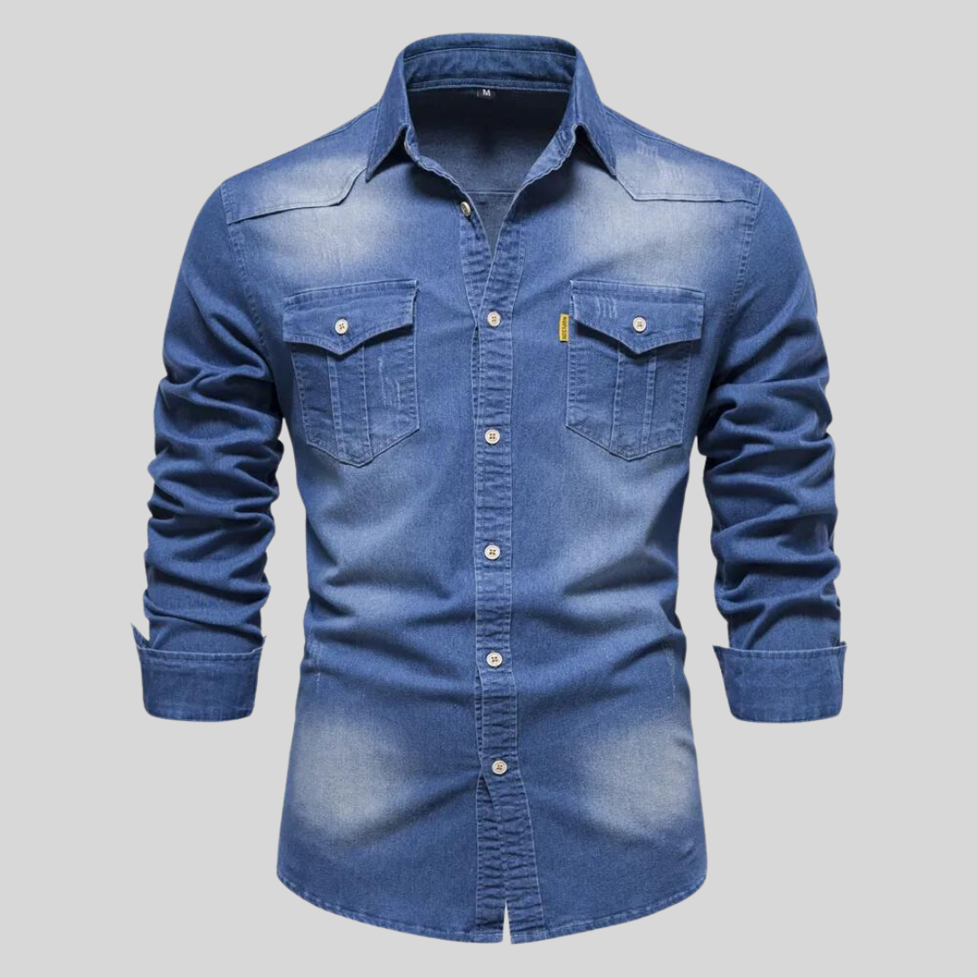 Blaues Jeanshemd für Herren mit langen Ärmeln, Knopfleiste und Brusttaschen. Modisches Denim-Design, ideal für Freizeitkleidung.
