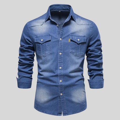 Blaues Jeanshemd für Herren mit langen Ärmeln, Knopfleiste und Brusttaschen. Modisches Denim-Design, ideal für Freizeitkleidung.