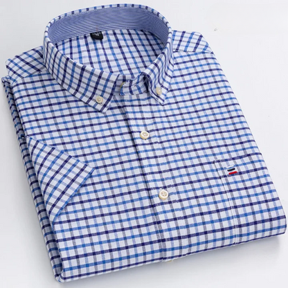 Gefaltetes blau-weiß kariertes Herrenhemd mit Button-Down-Kragen, kurzärmelig, aus Baumwolle. Perfekt für Business und Freizeit.
