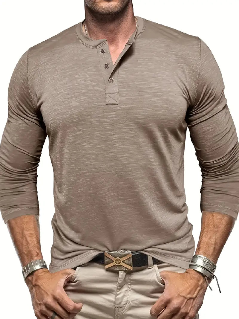 Mann in beigem Henley-Shirt mit langen Ärmeln, Knopfleiste und beiger Hose. Modischer Look, lässiger Stil, Herrenmode, Freizeitkleidung.